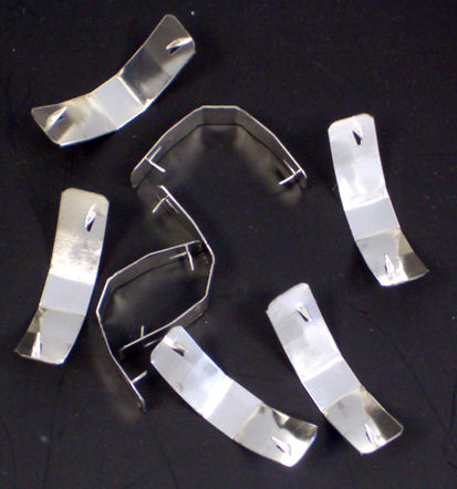 Rockklammer aus verzinktem Feinblech, 8 mm breit 